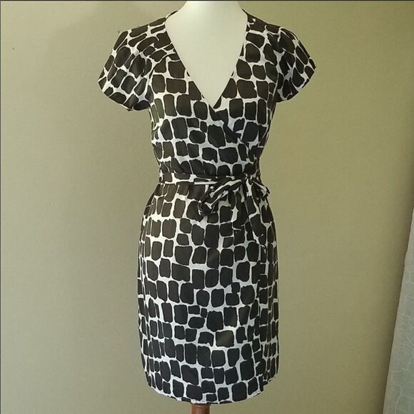 ✨ HP✨Banana Republic Satin Wrap Over Print Dress✨ - Picture 2 of 5